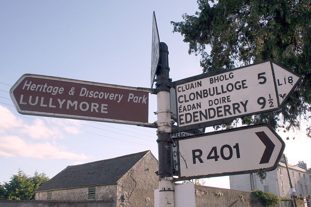 An example of an older Irish road sign